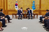이재명 대통령이 5월 15일 청와대에서 노벨경제학상 수상자인 피터 하윗 미국 브라운대 명예교수를 접견하고 있다.