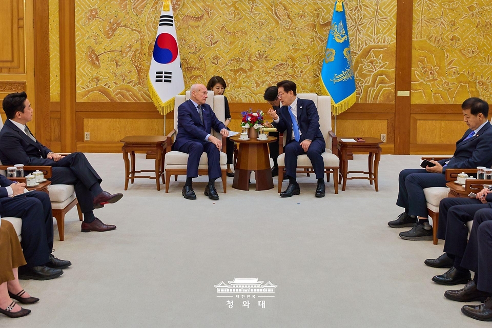 이재명 대통령이 5월 15일 청와대에서 노벨경제학상 수상자인 피터 하윗 미국 브라운대 명예교수를 접견하고 있다.