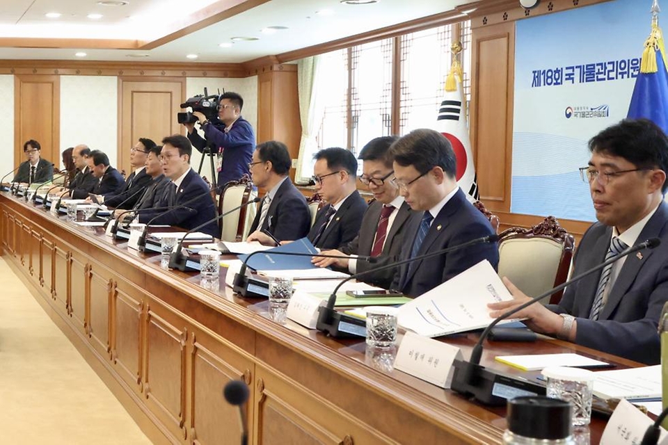 김민석 국무총리가 5월 15일 세종대로 정부서울청사에서 열린 국가물관리위원회 회의를 주재하고 있다.