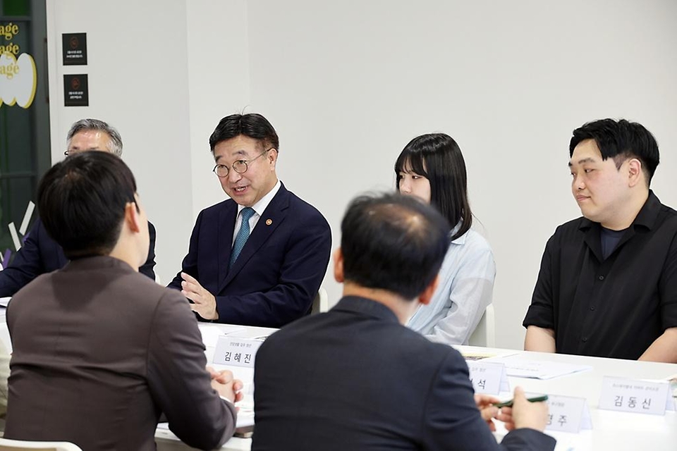 윤호중 행정안전부 장관이 5월 14일 서울 성북구 소재 '안암생활'을 방문해 사회연대경제 기반 우수 주거 모델 운영 관계자들과 간담회를 하고 있다.