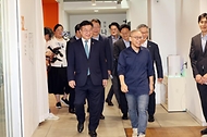 윤호중 행정안전부 장관이 5월 14일 서울 성북구 소재 '안암생활'을 방문해 사회연대경제 기반 우수 주거 모델 현장을 살펴보고 있다.