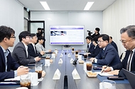 김성환 기후에너지환경부 장관은 5월 12일 충남 계룡시 소재 에너지저장장치 전문기업 ㈜에이치투, 대전 대덕구 소재 스탠다드에너지, 대전 유성구 소재 기계연구원을 잇따라 방문해 바나듐 흐름전지스택, 바나듐 이온배터리 셀 생산공정, 액체공기 에너지 저장 핵심 기계설비에 대해 설명을 듣고 살펴보며 차세대 분산형 전력망 구축을 위한 방안 등을 논의하고 있다.