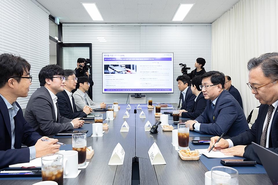 김성환 기후에너지환경부 장관은 5월 12일 충남 계룡시 소재 에너지저장장치 전문기업 ㈜에이치투, 대전 대덕구 소재 스탠다드에너지, 대전 유성구 소재 기계연구원을 잇따라 방문해 바나듐 흐름전지스택, 바나듐 이온배터리 셀 생산공정, 액체공기 에너지 저장 핵심 기계설비에 대해 설명을 듣고 살펴보며 차세대 분산형 전력망 구축을 위한 방안 등을 논의하고 있다.
