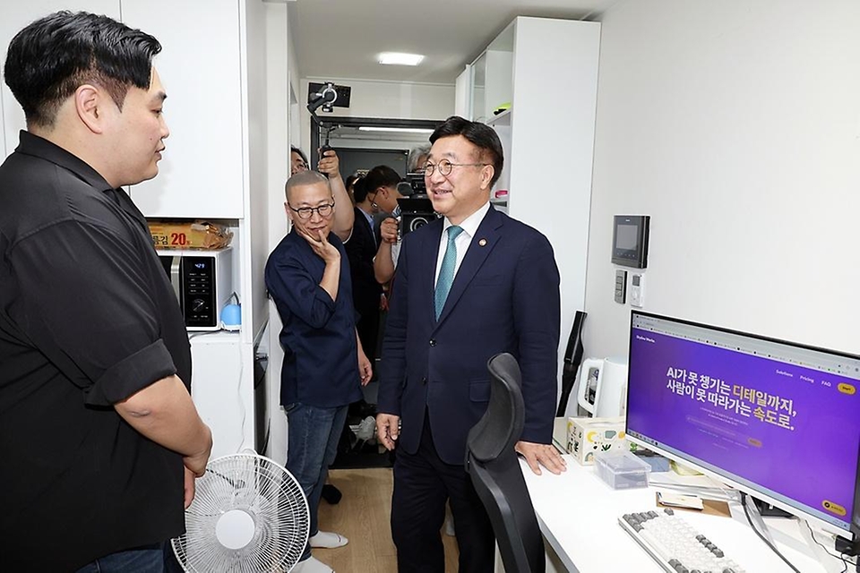 윤호중 행정안전부 장관이 5월 14일 서울 성북구 소재 '안암생활'을 방문해 사회연대경제 기반 우수 주거 모델 현장을 살펴보고 있다.