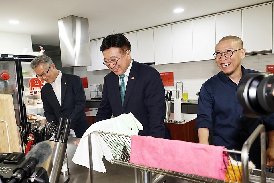 윤호중 행정안전부 장관이 5월 14일 서울 성북구 소재 '안암생활'을 방문해 사회연대경제 기반 우수 주거 모델 현장을 살펴보고 있다.