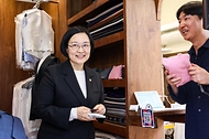 한성숙 중소벤처기업부 장관이 5월 12일 여성·청년 소상공인이 출산·육아와 생업을 병행하며 겪는 돌봄 공백과 경영 애로를 청취하기 위해 소상공인 사회안전망 시리즈 1차 간담회인 '여성·청년 소상공인 출산·육아 관련 간담회'를 개최하고 있다.