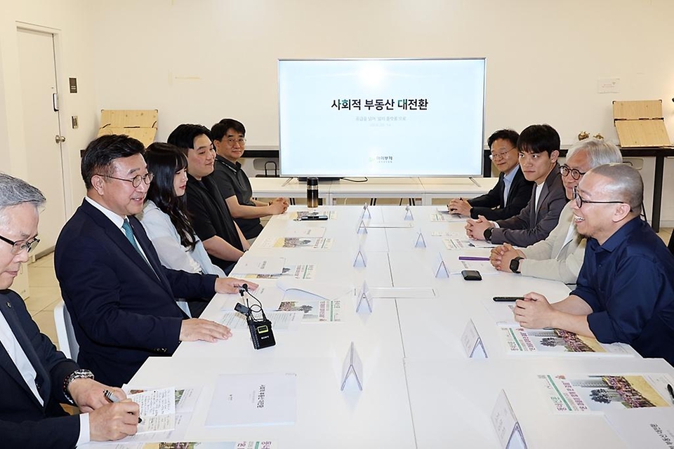 윤호중 행정안전부 장관이 14일 오후 서울 성북구 소재 '안암생활'을 방문해 사회연대경제 기반 우수 주거 모델 운영 관계자들과 간담회를 하고 있다.