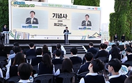 최교진 교육부 장관이 5월 14일 뚝섬 한강공원에서 교육부·경찰청·성평등가족부·사행산업통합감독위원회·금융위원회·금융감독원과 함께 청소년 사이버도박 문제 해결을 위한 관계 부처 합동 업무협약을 체결하고 있다.