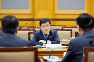 김성환 기후에너지환경부 장관은 5월 12일 충남 계룡시 소재 에너지저장장치 전문기업 ㈜에이치투, 대전 대덕구 소재 스탠다드에너지, 대전 유성구 소재 기계연구원을 잇따라 방문해 바나듐 흐름전지스택, 바나듐 이온배터리 셀 생산공정, 액체공기 에너지 저장 핵심 기계설비에 대해 설명을 듣고 살펴보며 차세대 분산형 전력망 구축을 위한 방안 등을 논의하고 있다.