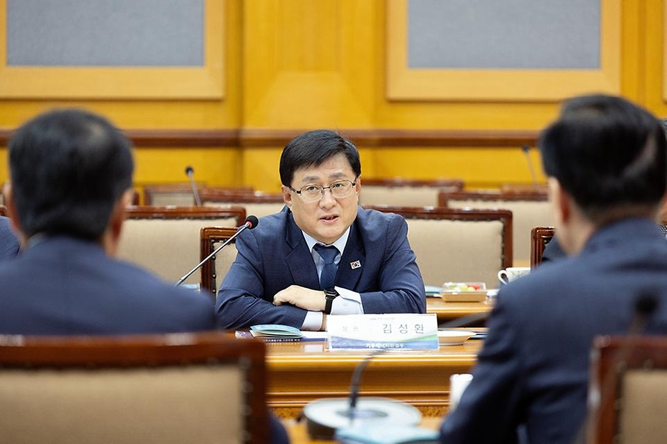 김성환 기후에너지환경부 장관은 5월 12일 충남 계룡시 소재 에너지저장장치 전문기업 ㈜에이치투, 대전 대덕구 소재 스탠다드에너지, 대전 유성구 소재 기계연구원을 잇따라 방문해 바나듐 흐름전지스택, 바나듐 이온배터리 셀 생산공정, 액체공기 에너지 저장 핵심 기계설비에 대해 설명을 듣고 살펴보며 차세대 분산형 전력망 구축을 위한 방안 등을 논의하고 있다.