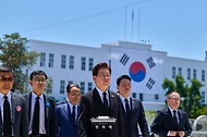 이재명 대통령과 김혜경 여사가 5월 18일 광주 5·18 민주광장에서 열린 제46주년 5·18 민주화운동 기념식에 입장하고 있다.