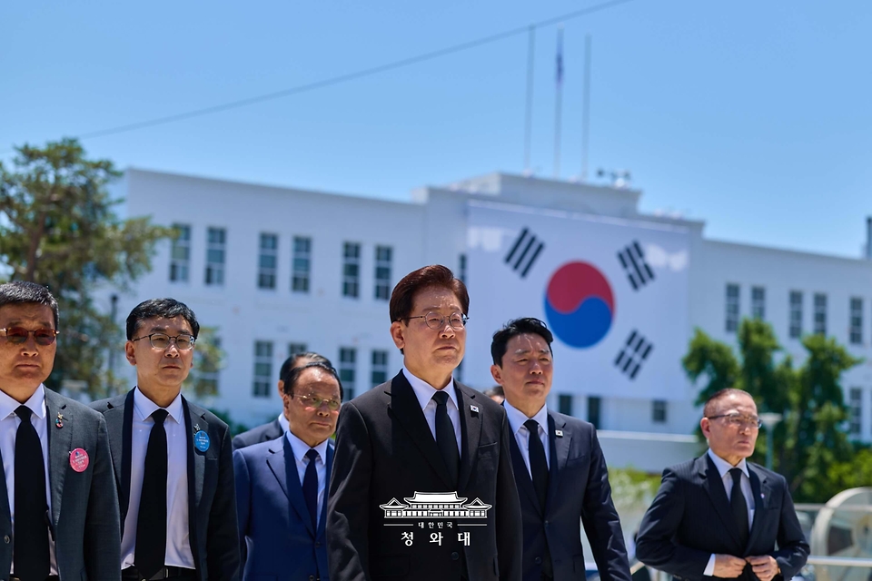 이재명 대통령과 김혜경 여사가 5월 18일 광주 5·18 민주광장에서 열린 제46주년 5·18 민주화운동 기념식에 입장하고 있다.