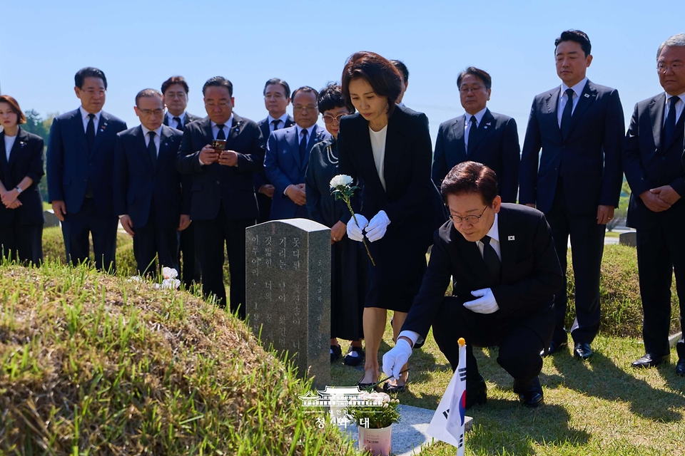 이재명 대통령과 김혜경 여사가 5월 18일 광주 북구 5·18 민주묘지 내 박인배 열사 묘소를 찾아 헌화하고 있다.