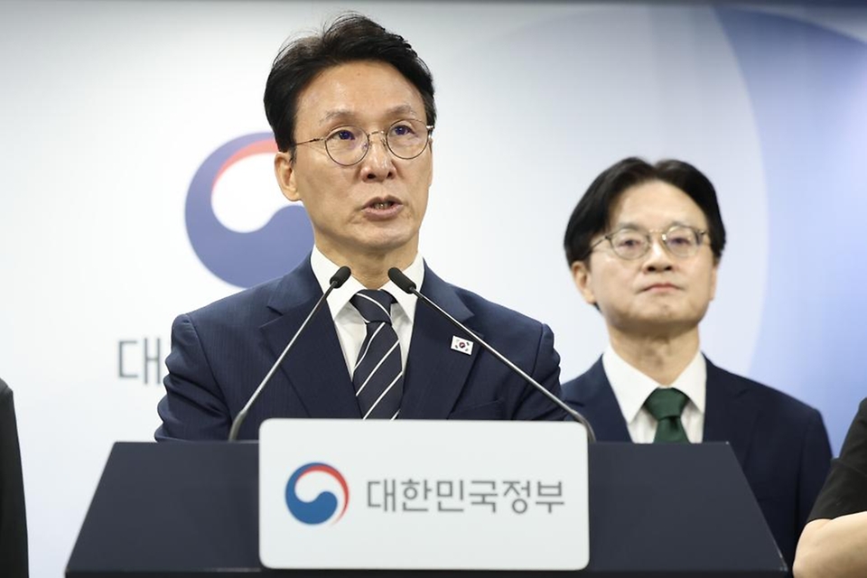 김민석 국무총리가 5월 17일 세종대로 정부서울청사에서 삼성전자 파업 관련 대국민 담화를 하고 있다.