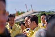 이재명 대통령이 5월 18일 전남 무안국제공항 제주항공 참사 유해 수습현장을 둘러보고 있다.