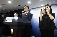 김민석 국무총리가 5월 17일 세종대로 정부서울청사에서 삼성전자 파업 관련 대국민 담화를 하고 있다.
