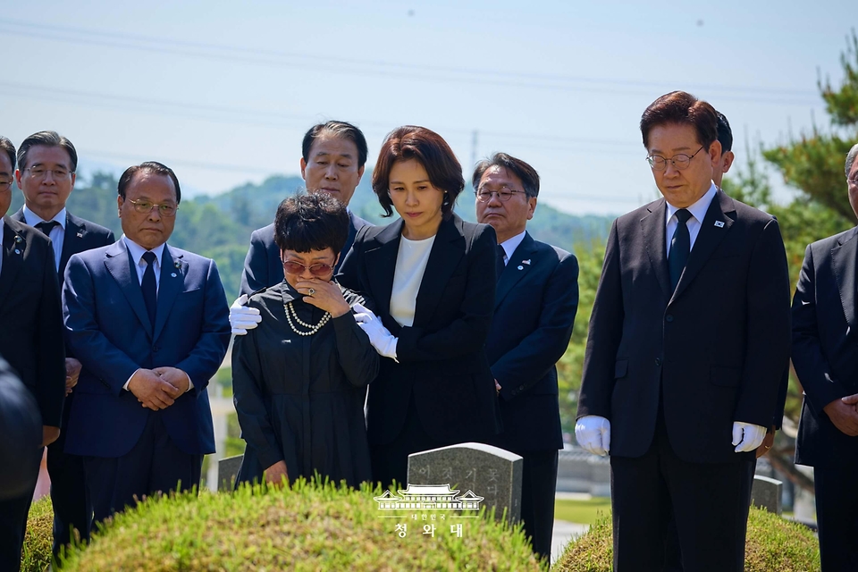 이재명 대통령과 김혜경 여사가 5월 18일 광주 북구 5·18 민주묘지 내 박인배 열사 묘소를 참배한 뒤 누나 은숙 씨를 위로하고 있다.