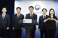김민석 국무총리가 5월 17일 세종대로 정부서울청사에서 삼성전자 파업 관련 대국민 담화를 하고 있다.