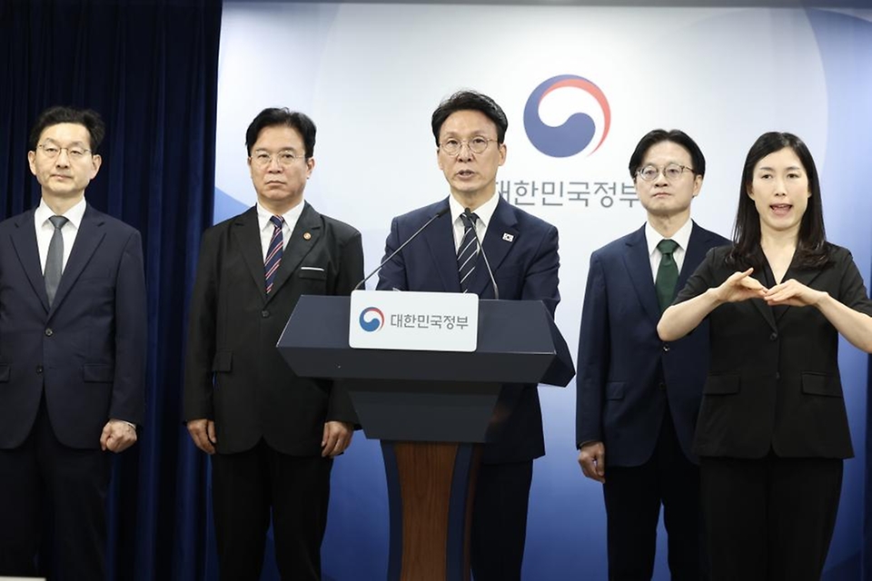 김민석 국무총리가 5월 17일 세종대로 정부서울청사에서 삼성전자 파업 관련 대국민 담화를 하고 있다.