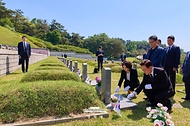 이재명 대통령과 김혜경 여사가 5월 18일 광주 북구 5·18 민주묘지 양창근 열사 묘소를 찾하 헌화하고 있다.