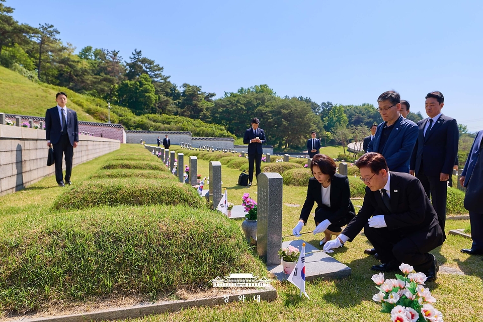 이재명 대통령과 김혜경 여사가 5월 18일 광주 북구 5·18 민주묘지 양창근 열사 묘소를 찾하 헌화하고 있다.