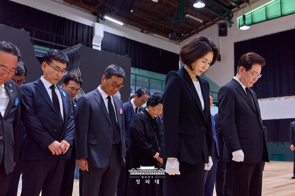 이재명 대통령과 김혜경 여사가 5월 18일 광주 옛 전남도청 방문을 마친 뒤 상무관에서 헌화 후 묵념하고 있다.