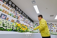 이재명 대통령이 5월 18일 전남 무안공항 여객터미널에 마련된 제주항공 참사 희생자 분향소에 헌화하고 있다.
