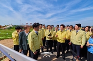 이재명 대통령이 5월 18일 전남 무안국제공항 제주항공 참사 유해 수습현장을 둘러보고 있다.