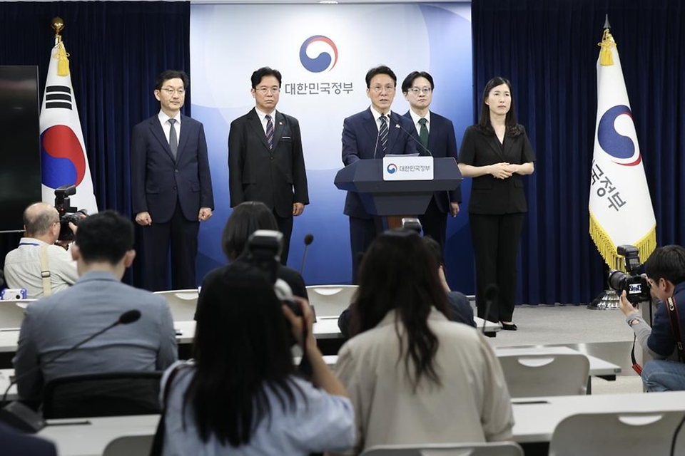 김민석 국무총리가 5월 17일 세종대로 정부서울청사에서 삼성전자 파업 관련 대국민 담화를 하고 있다.
