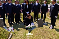 이재명 대통령이 5월 18일 광주 북구 5·18 민주묘지에서 양창근 열사 묘소를 둘러보고 있다.