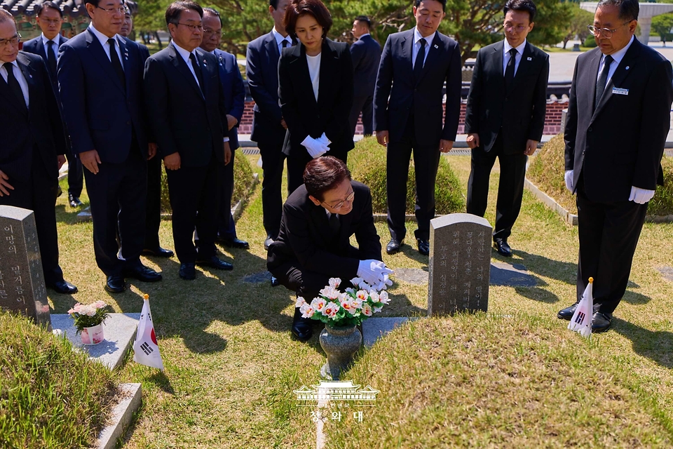이재명 대통령이 5월 18일 광주 북구 5·18 민주묘지에서 양창근 열사 묘소를 둘러보고 있다.