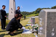 이재명 대통령과 김혜경 여사가 5월 18일 광주 북구 5·18 민주묘지 양창근 열사 묘소를 찾하 헌화하고 있다.