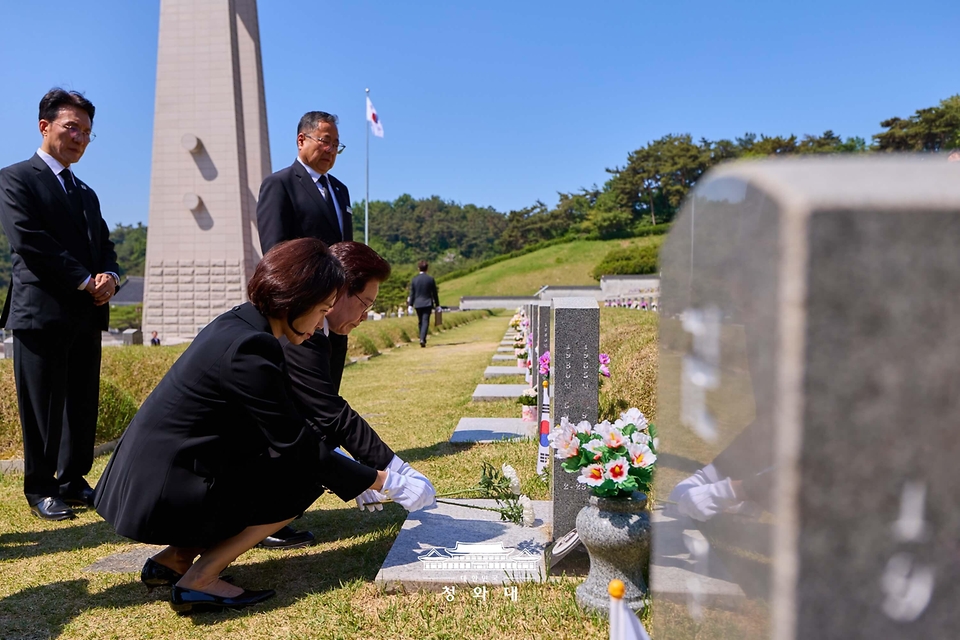 이재명 대통령과 김혜경 여사가 5월 18일 광주 북구 5·18 민주묘지 양창근 열사 묘소를 찾하 헌화하고 있다.