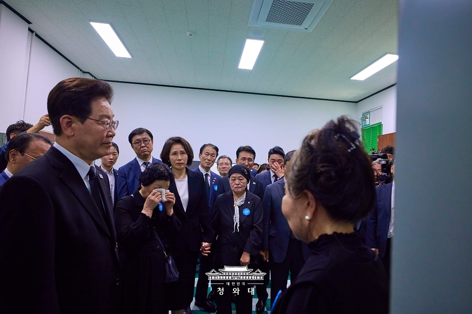 이재명 대통령과 김혜경 여사가 5월 18일 광주 동구 옛 전남도청에서 열린 전시관 개관식에서 시민군 마지막 새벽방송 당사자 박영순 씨와 대화하고 있다.