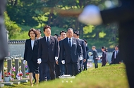 이재명 대통령이 5월 18일 광주 북구 운정동 5·18 민주묘지를 참배 한 후 묘역을 둘러보고 있다.