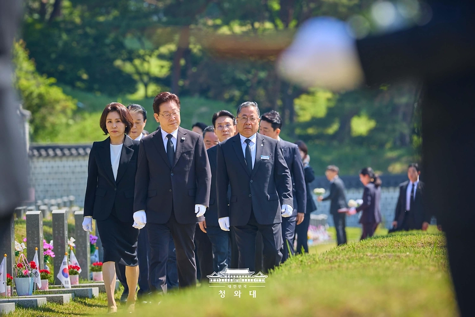 이재명 대통령이 5월 18일 광주 북구 운정동 5·18 민주묘지를 참배 한 후 묘역을 둘러보고 있다.