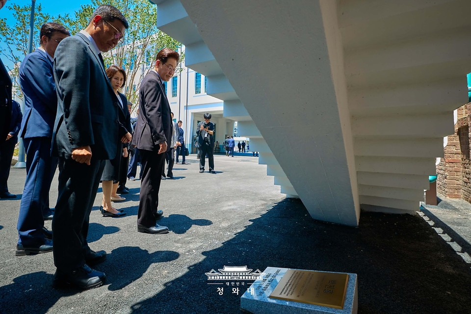 이재명 대통령과 김혜경 여사가 5월 18일 광주 동구 옛 전남도청에서 열린 전시관 개관식에서 야외 탄흔을 살펴보고 있다.