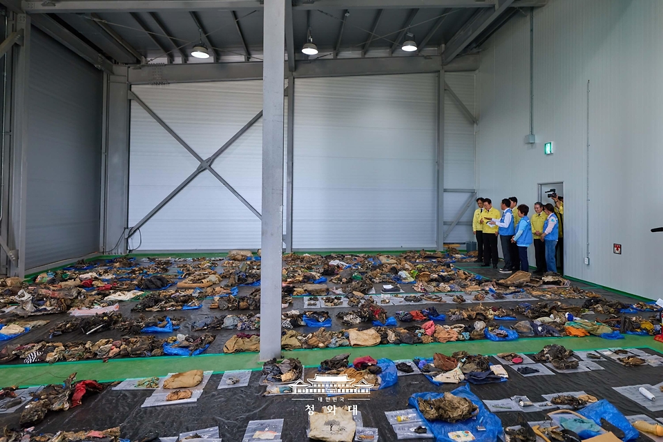 이재명 대통령이 5월 18일 전남 무안국제공항 제주항공 참사 유류품 보관소를 둘러보고 있다.
