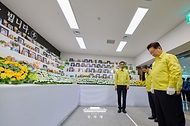 이재명 대통령이 5월 18일 전남 무안공항 여객터미널에 마련된 제주항공 참사 희생자 분향소를 찾아 참배하고 있다.