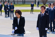 김혜경 여사가 5월 18일 광주 북구 5·18 민주묘지 추모탑에 분향하고 있다.