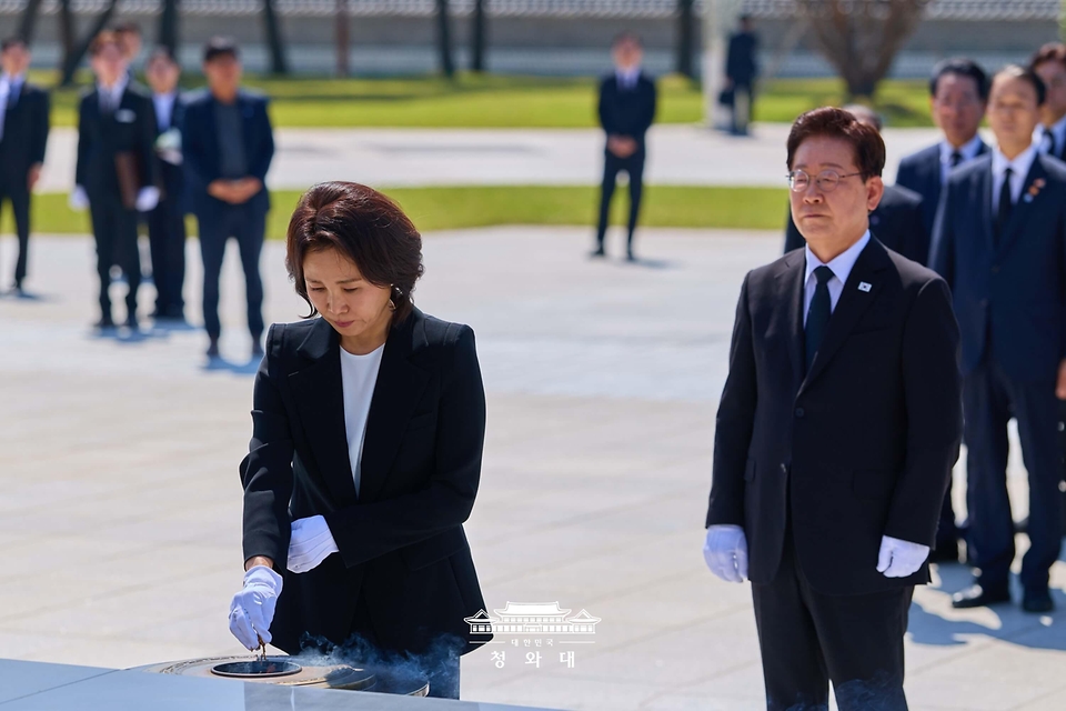 김혜경 여사가 5월 18일 광주 북구 5·18 민주묘지 추모탑에 분향하고 있다.