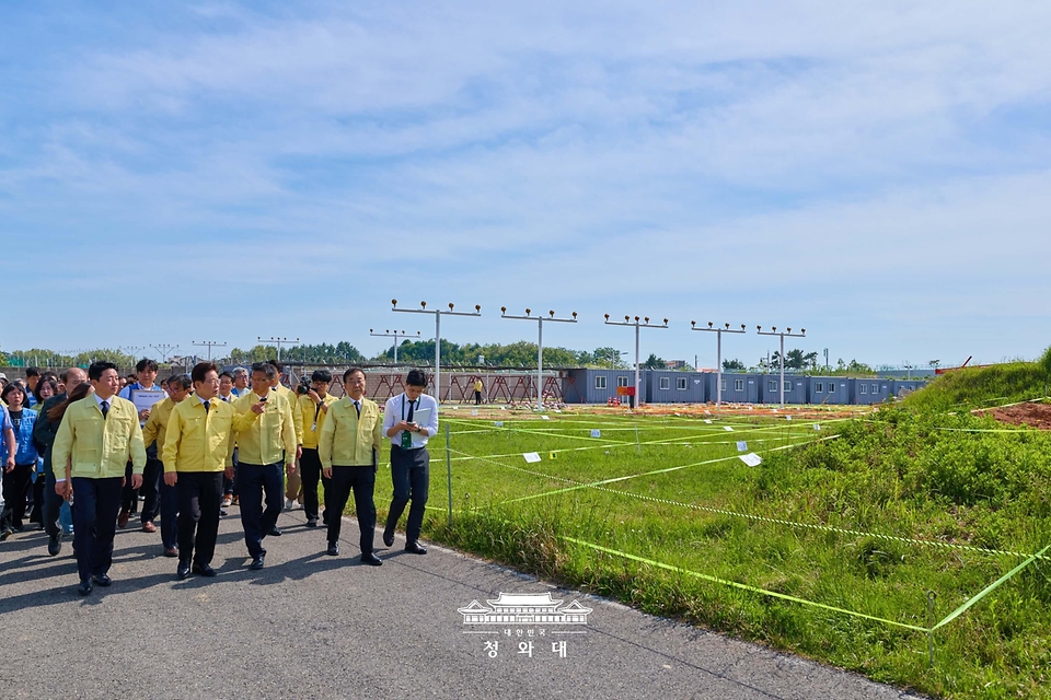 이재명 대통령이 5월 18일 전남 무안국제공항 제주항공 참사 유해 수습현장을 둘러보고 있다.