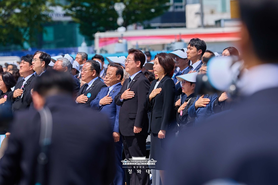 이재명 대통령과 김혜경 여사가 5월 18일 광주 5·18 민주광장에서 열린 제46주년 5·18 민주화운동 기념식에서 국민의례를 하고 있다.