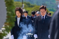 이재명 대통령과 김혜경 여사가 5월 18일 광주 북구 5·18 민주묘지 추모탑에 헌화 뒤 묵념하고 있다.