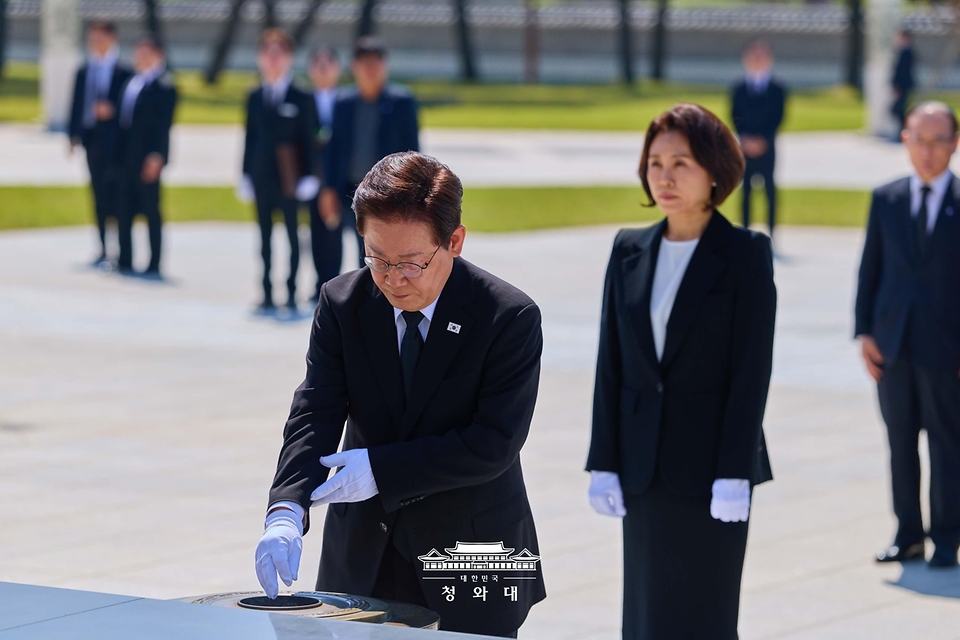 이재명 대통령이 5월 18일 광주 북구 5·18 민주묘지 추모탑에 분향하고 있다.