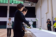 이재명 대통령과 김혜경 여사가 5월 18일 광주 옛 전남도청 방문을 마친 뒤 상무관에서 헌화하고 있다.