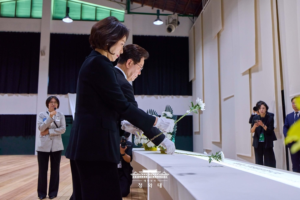 이재명 대통령과 김혜경 여사가 5월 18일 광주 옛 전남도청 방문을 마친 뒤 상무관에서 헌화하고 있다.
