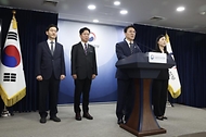 김민석 국무총리가 5월 17일 세종대로 정부서울청사에서 삼성전자 파업 관련 대국민 담화를 하고 있다.