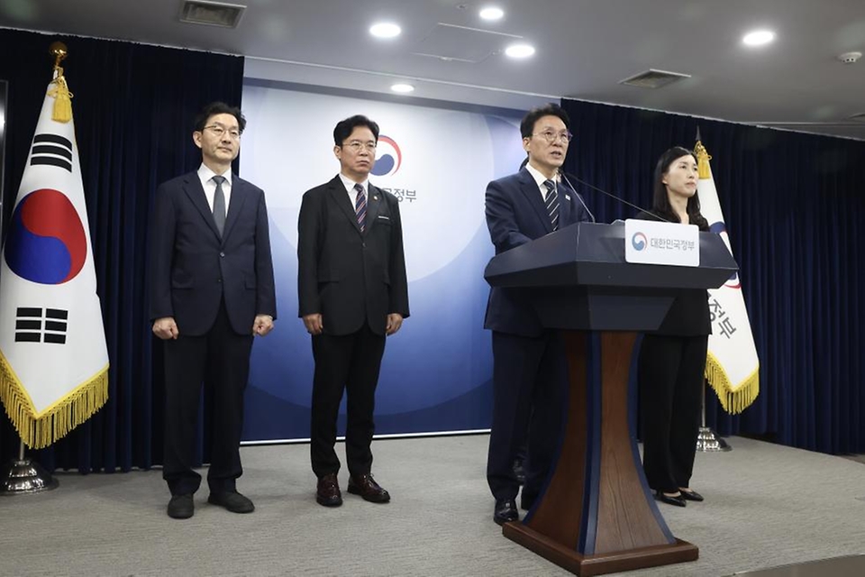 김민석 국무총리가 5월 17일 세종대로 정부서울청사에서 삼성전자 파업 관련 대국민 담화를 하고 있다.