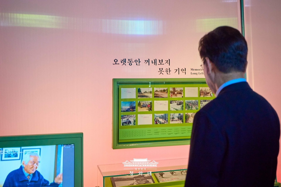 이재명 대통령이 5월 18일 광주 옛 전남도청에서 개관특별전을 관람하고 있다.